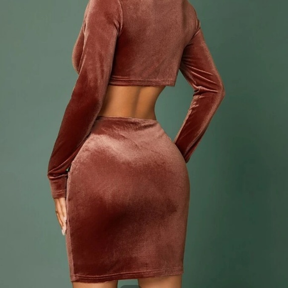 !Sold!❌New Twist Cut Out Plunging Neck Velour Bodycon Dress - Picture 4 of 5